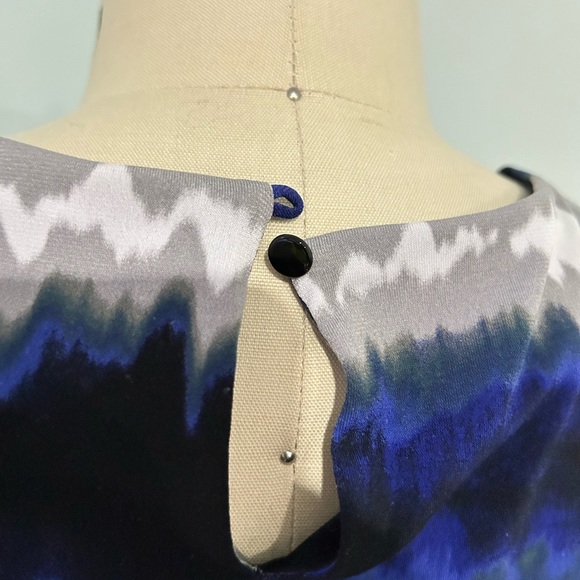 Calvin Klein Blue Grey Tie Dye Stripe Pleat Neck Sleeveless Blouse Tank in XS - Picture 4 of 6